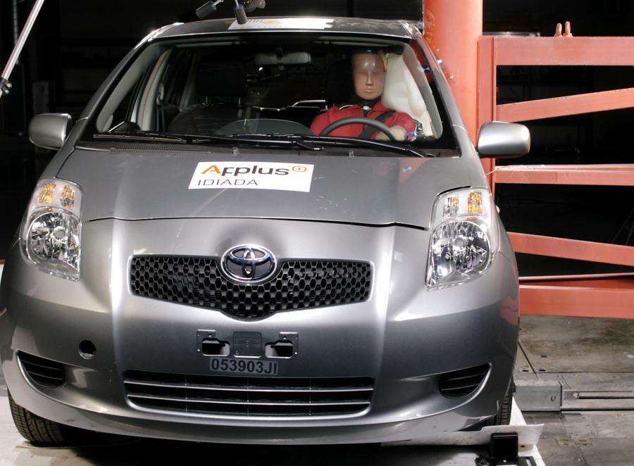  Toyota Yaris 2005 года  (фото 14 из 165)